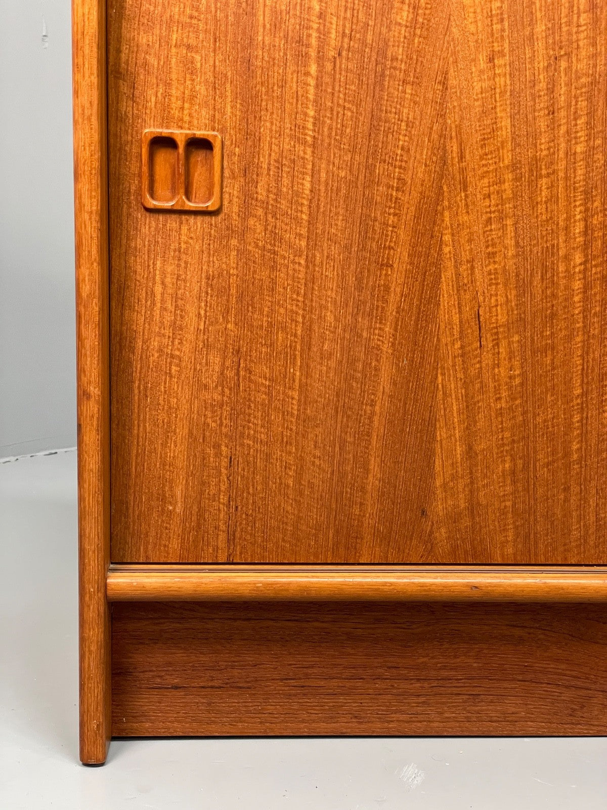 Vintage 1970s Teak Cabinet Danish Design Shelving Retro Handles EB11044 MWOO5