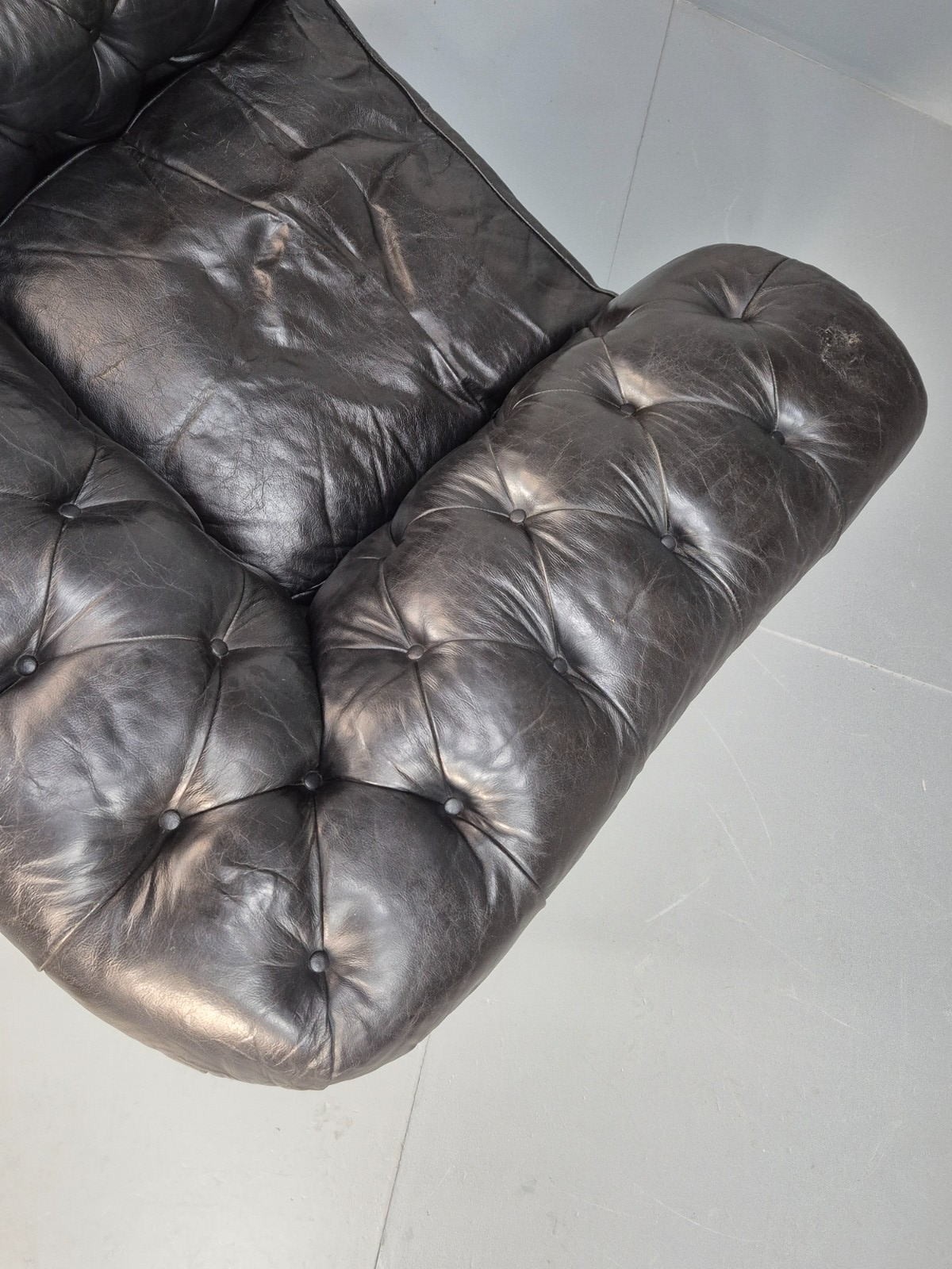Vintage Black Leather Chesterfield Chair Oversize Classic Club Chair EB9472 VLEA - UKDK FURNITURE