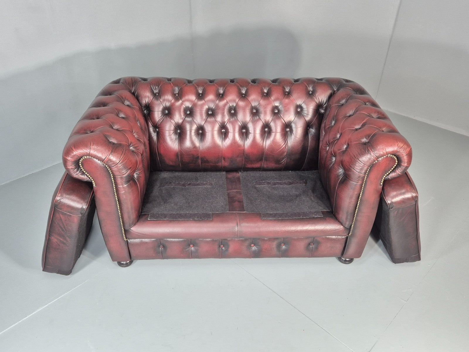 Two Seat Vintage Chesterfield Sofa Red Leather 1980s Retro EB11360 VCHE6