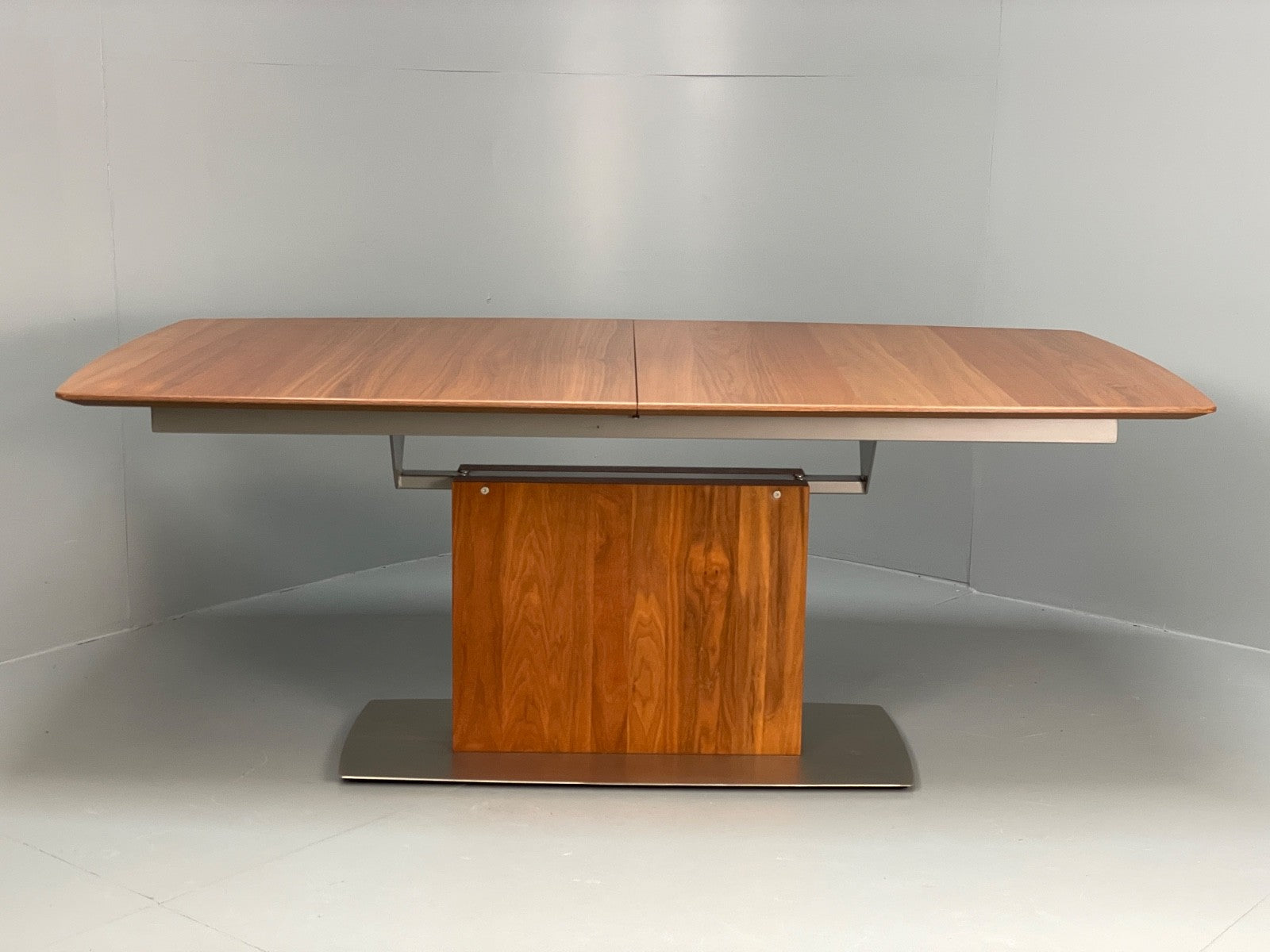 Modern Extending Dining Table By Bo Concept Walnut Effect EB11041 MWOO18
