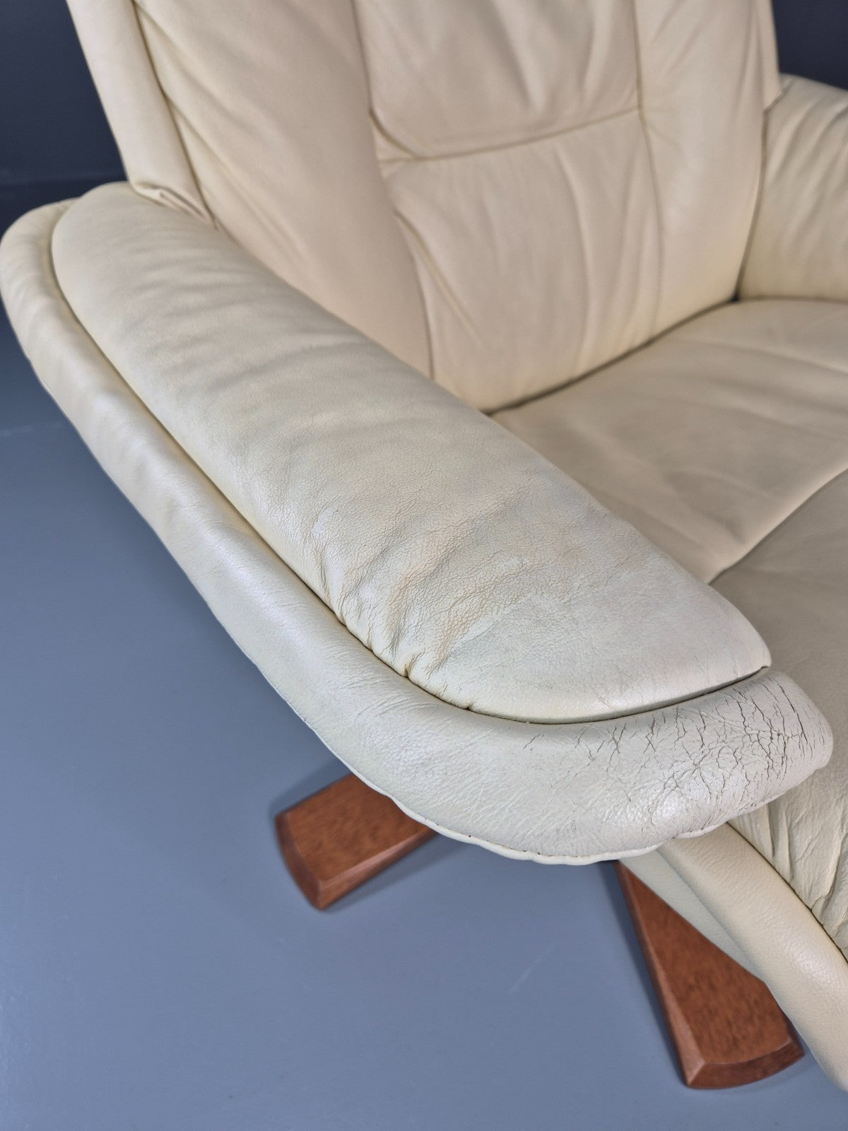 Vintage Swivel Recline Lounge Chair Danish Cream Leather 1990s EB11433 MSWI13