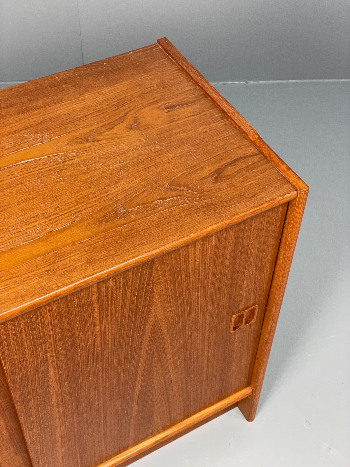 Vintage 1970s Teak Cabinet Danish Design Shelving Retro Handles EB11044 MWOO2