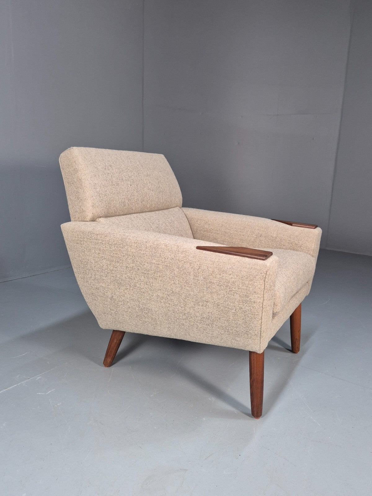 Mid Century Danish Lounge Chair New Upholstery Teak Paws and Legs   EB10726 MNOR11
