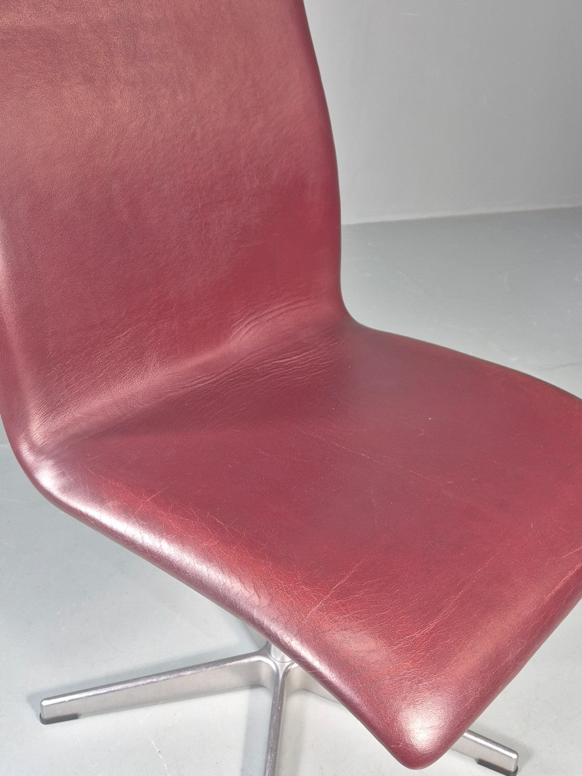 Vintage Fritz Hansen Oxford Chair Arne Jacobsen Design 2004 MCM EB11751 MSWI11