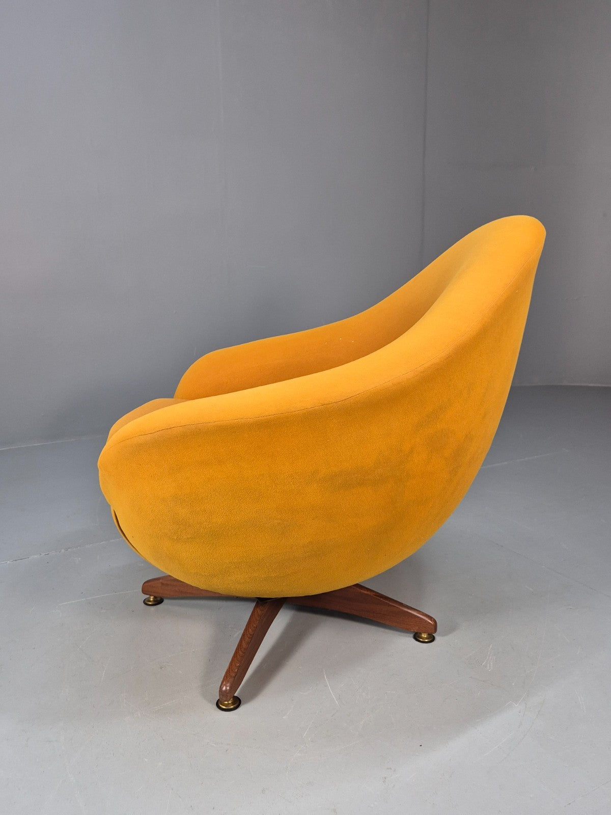 Vintage 1960s Egg Chair Swivel and Rock Base Orange Retro MCM EB9798 MSWI10