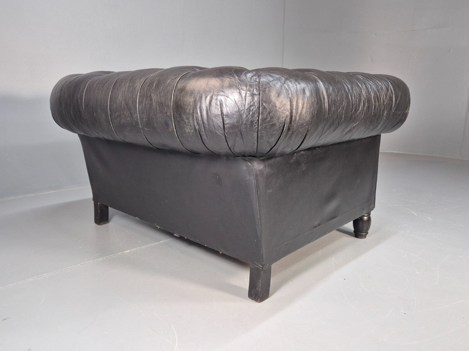 Vintage Black Leather Chesterfield Chair Oversize Classic Club Chair EB9472 VLEA - UKDK FURNITURE