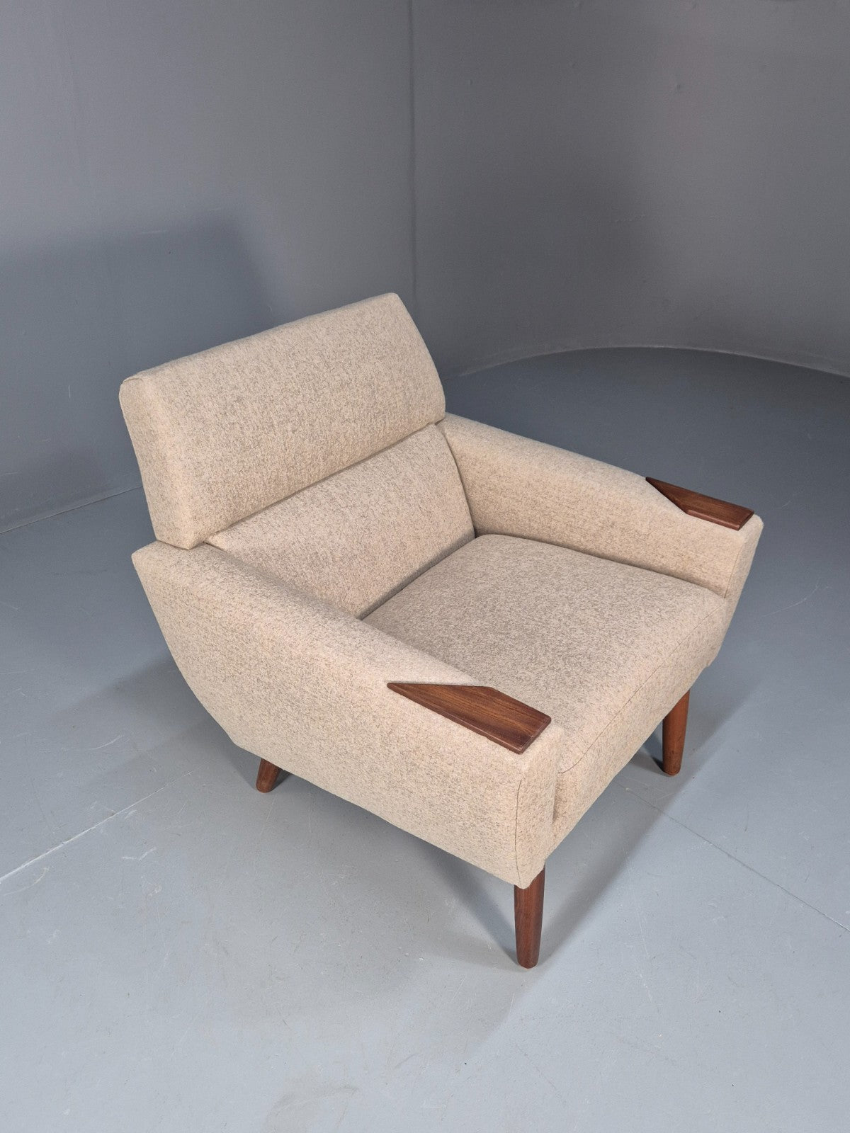 Mid Century Danish Lounge Chair New Upholstery Teak Paws and Legs   EB10726 MNOR10