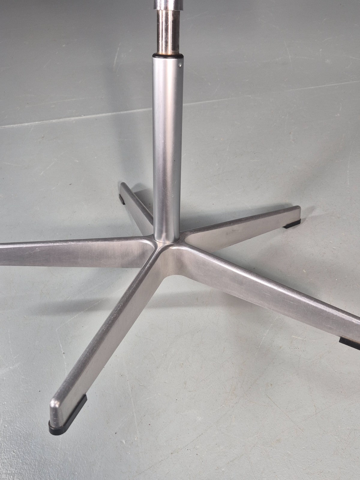 Vintage Fritz Hansen Oxford Chair Arne Jacobsen Design 2004 MCM EB11751 MSWI10