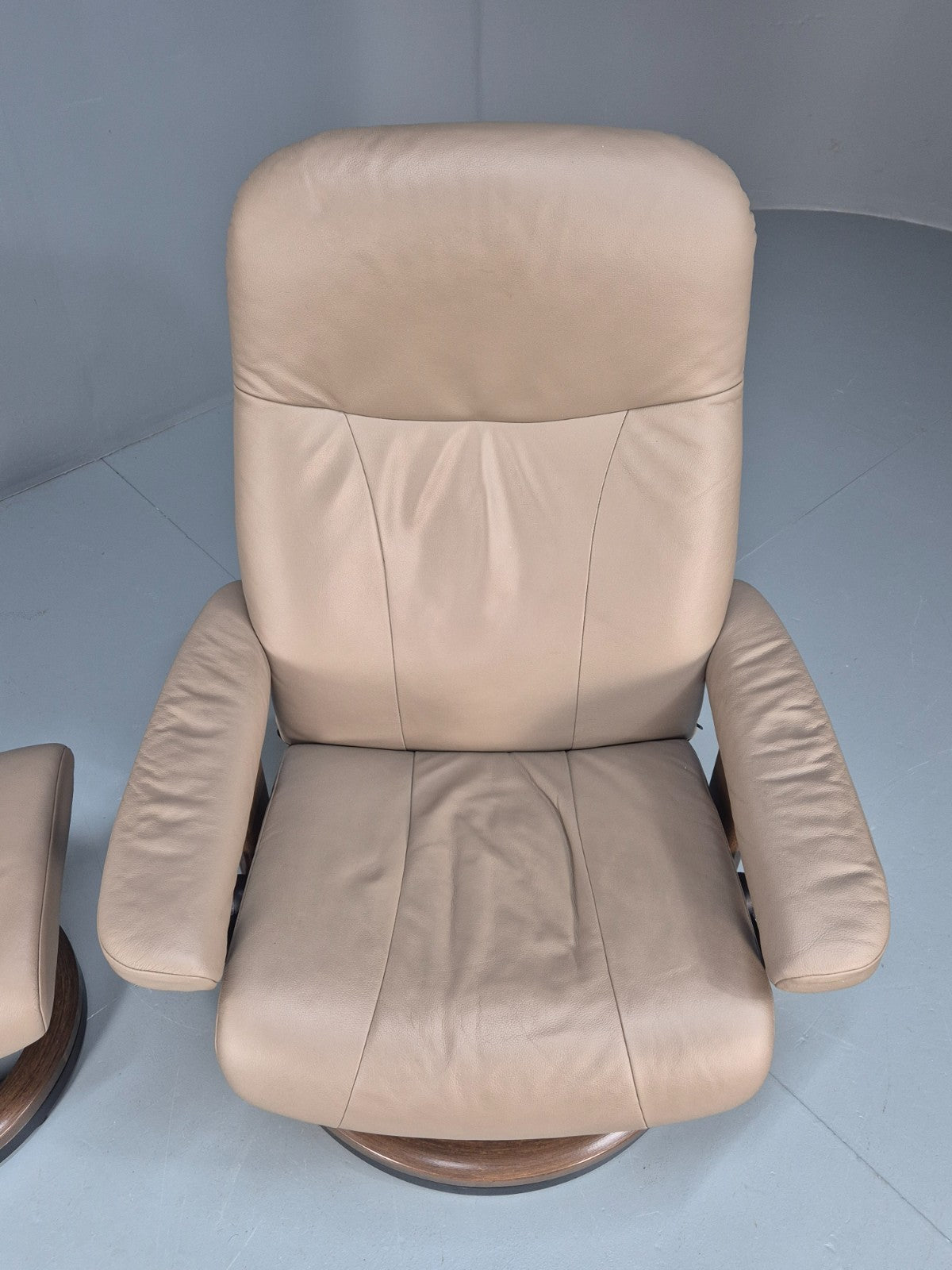 Ekornes Stressless Chair and Footstool Beige Leather Vintage 1990s  EB10633 MSWI8