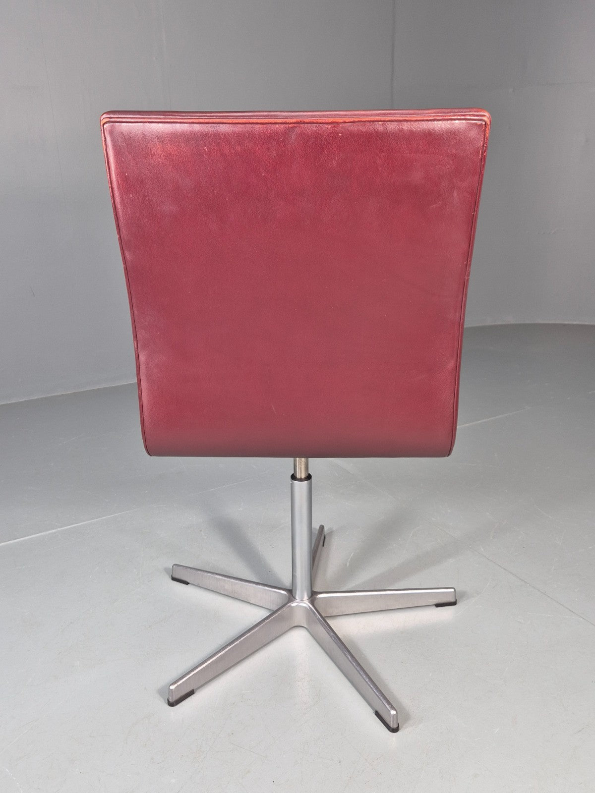 Vintage Fritz Hansen Oxford Chair Arne Jacobsen Design 2004 MCM EB11756 MSWI9