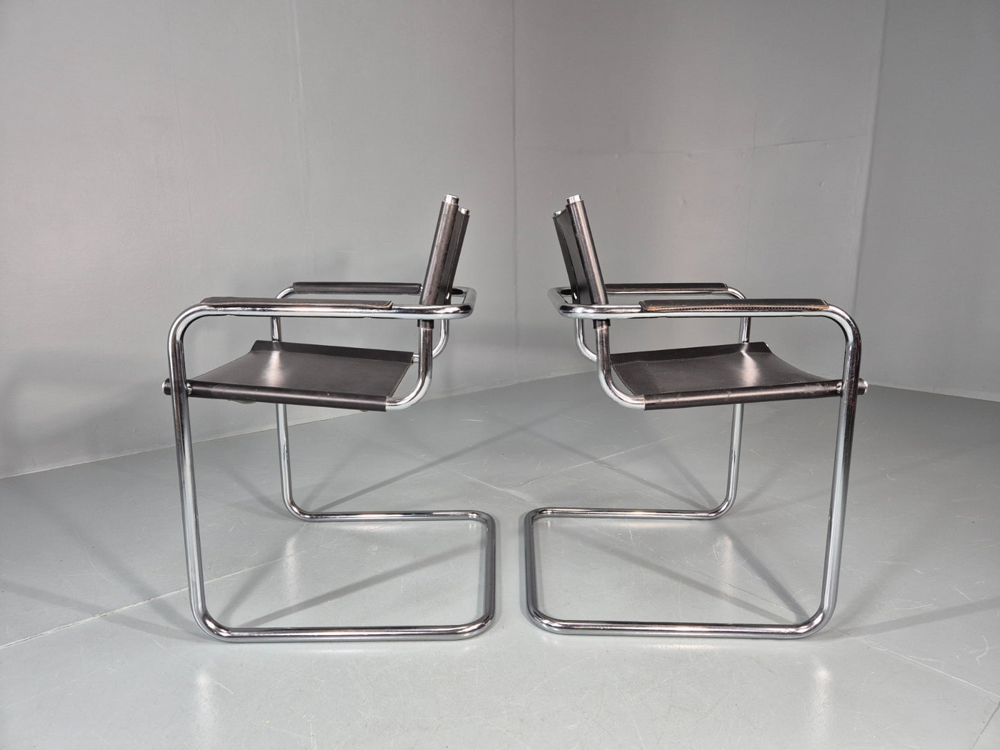 2 Leather and Chrome Elbow Chair Bauhaus Style Vintage 1980s Retro EB11214 MNOR5