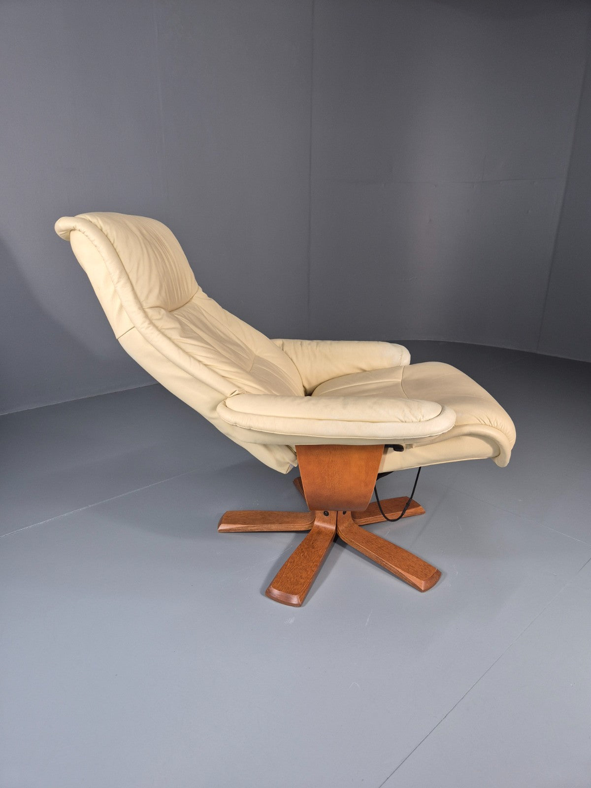 Vintage Swivel Recline Lounge Chair Danish Cream Leather 1990s EB11433 MSWI14
