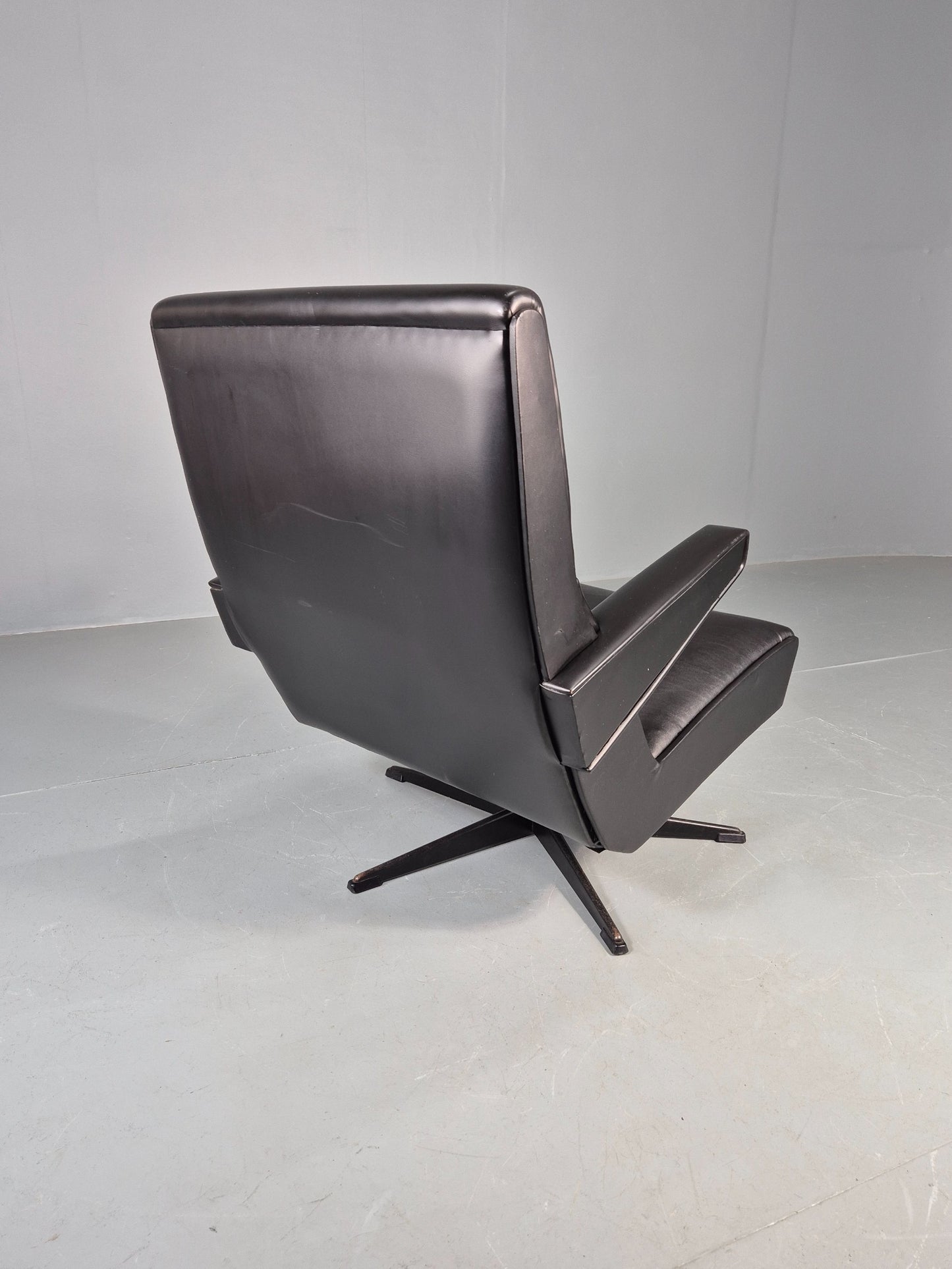 Vintage Black vinyl swivel Chair after the Press Room Chair Rietveld MCM EB06200
