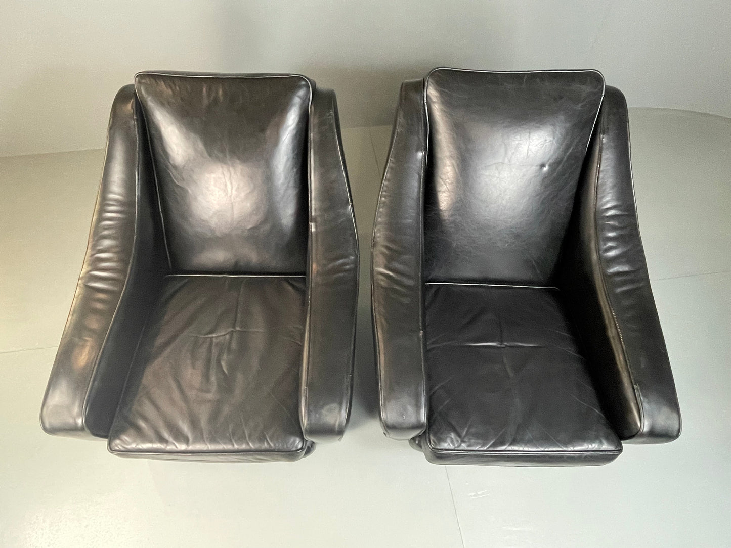 2 Vintage Mid Century Club Chairs Black Leather 1960s Retro EB04799
