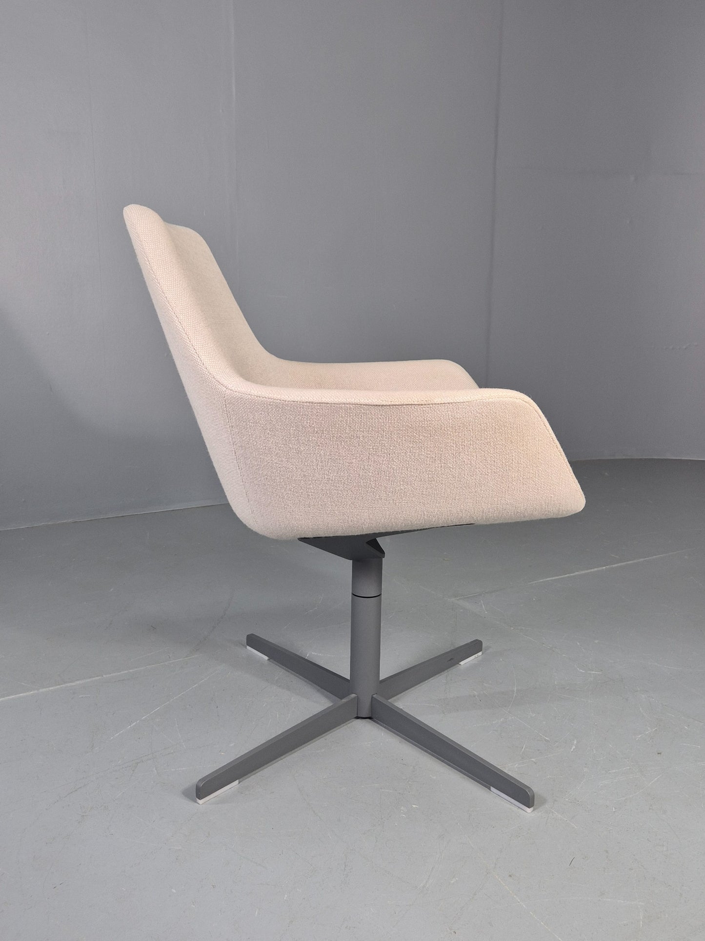Vintage Swivel Tub Chair Hitch Mylius Modern Design Retro Cream EB12853
