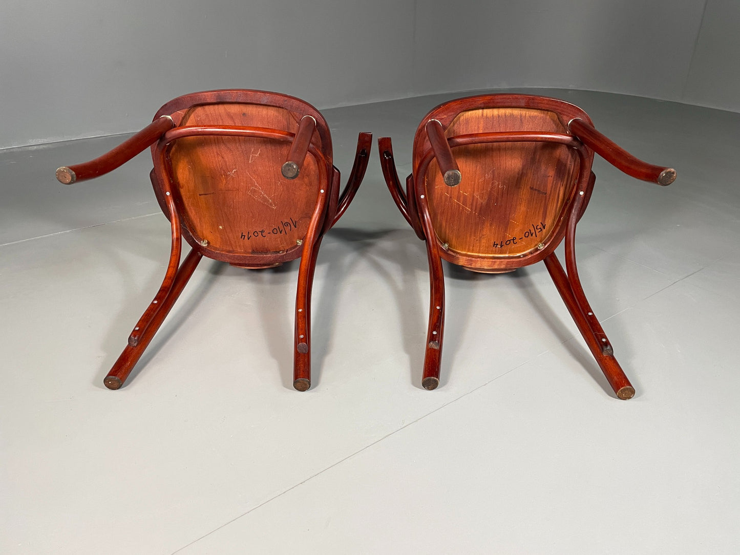 2 Thonet Style Bistro Chairs Mahogany Coloured Vintage EB06523