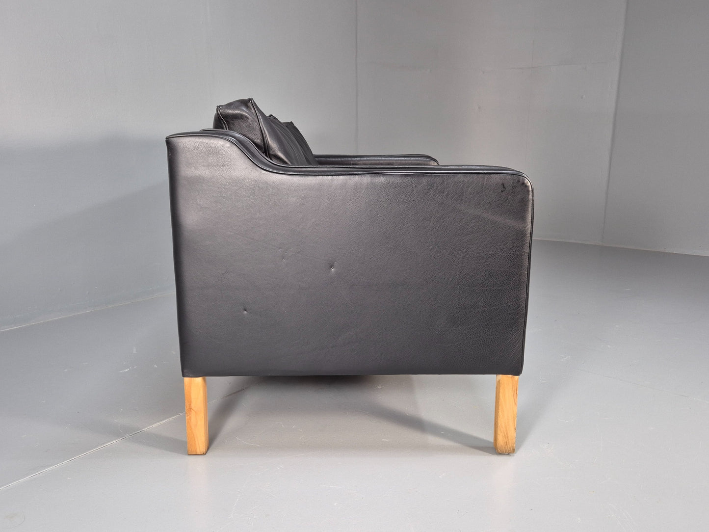 Vintage 2 Seater Sofa Black Leather 1980s Retro Mid Century Style EB08614