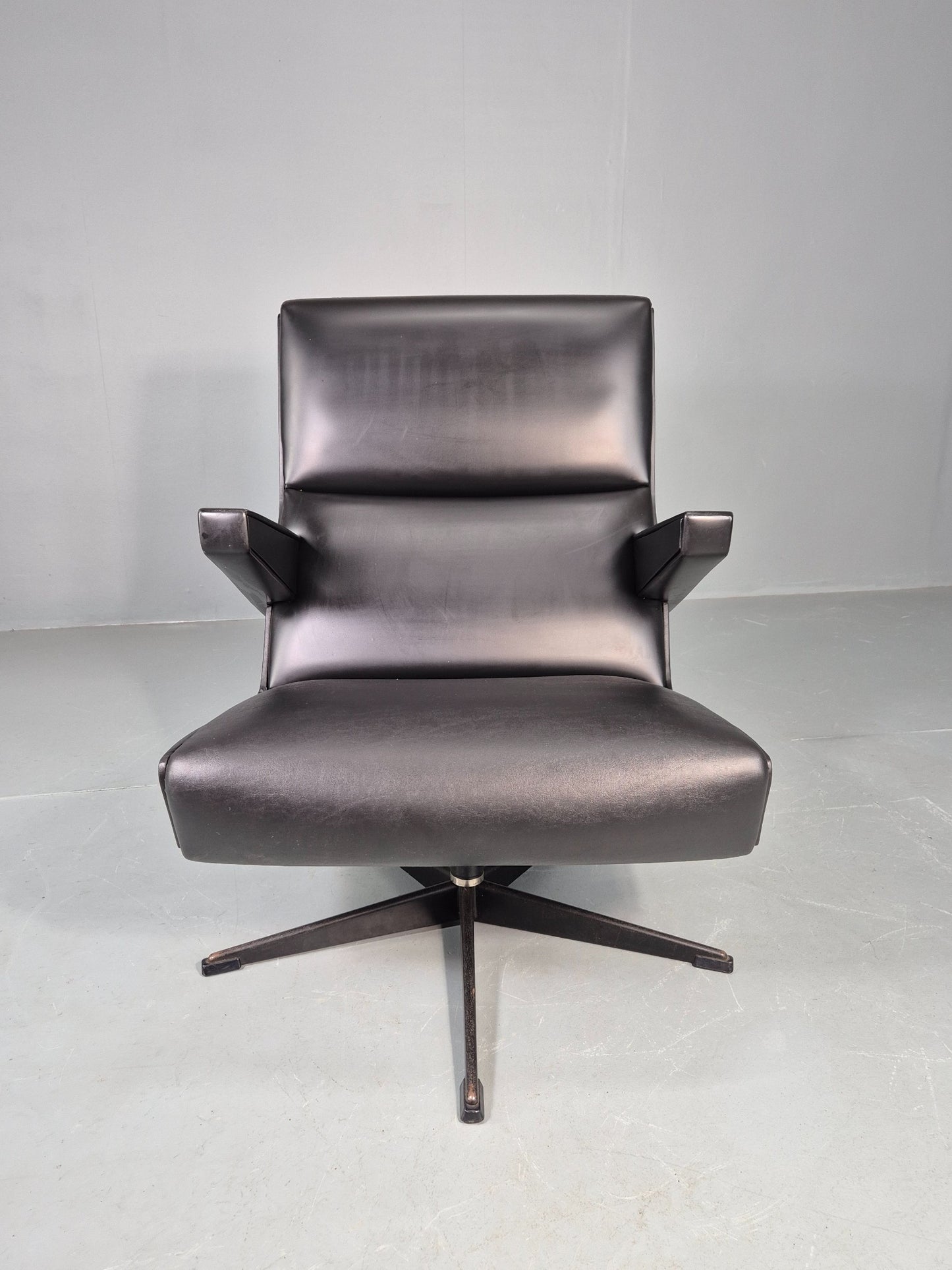 Vintage Black vinyl swivel Chair after the Press Room Chair Rietveld MCM EB06200