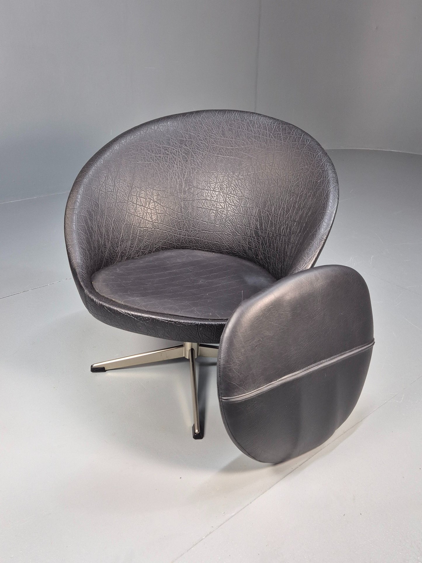 Vintage Mid Century Swivel Lounge Chair Black Vinyl 1970s Retro EB8790