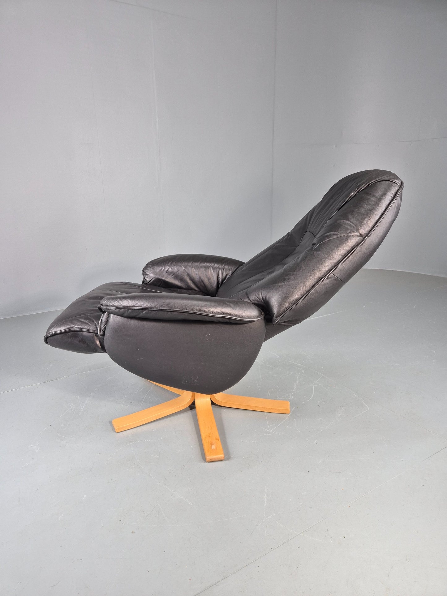 Vintage Leather Swivel Recline Armchair Black 1980s Design Retro EB12313
