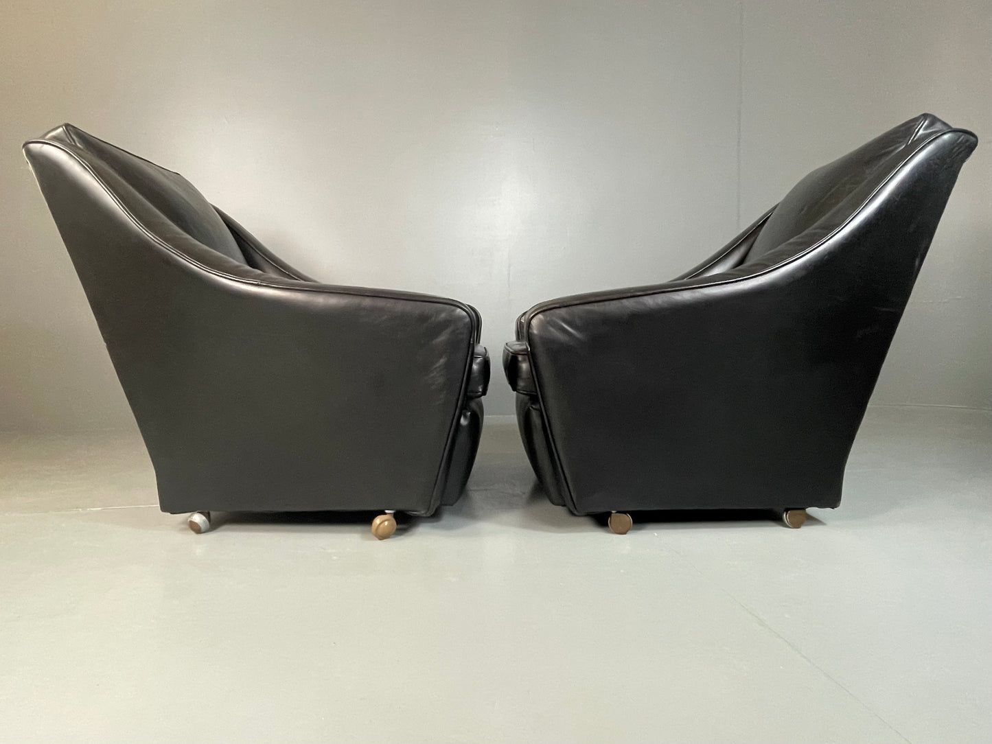 2 Vintage Mid Century Club Chairs Black Leather 1960s Retro EB04799