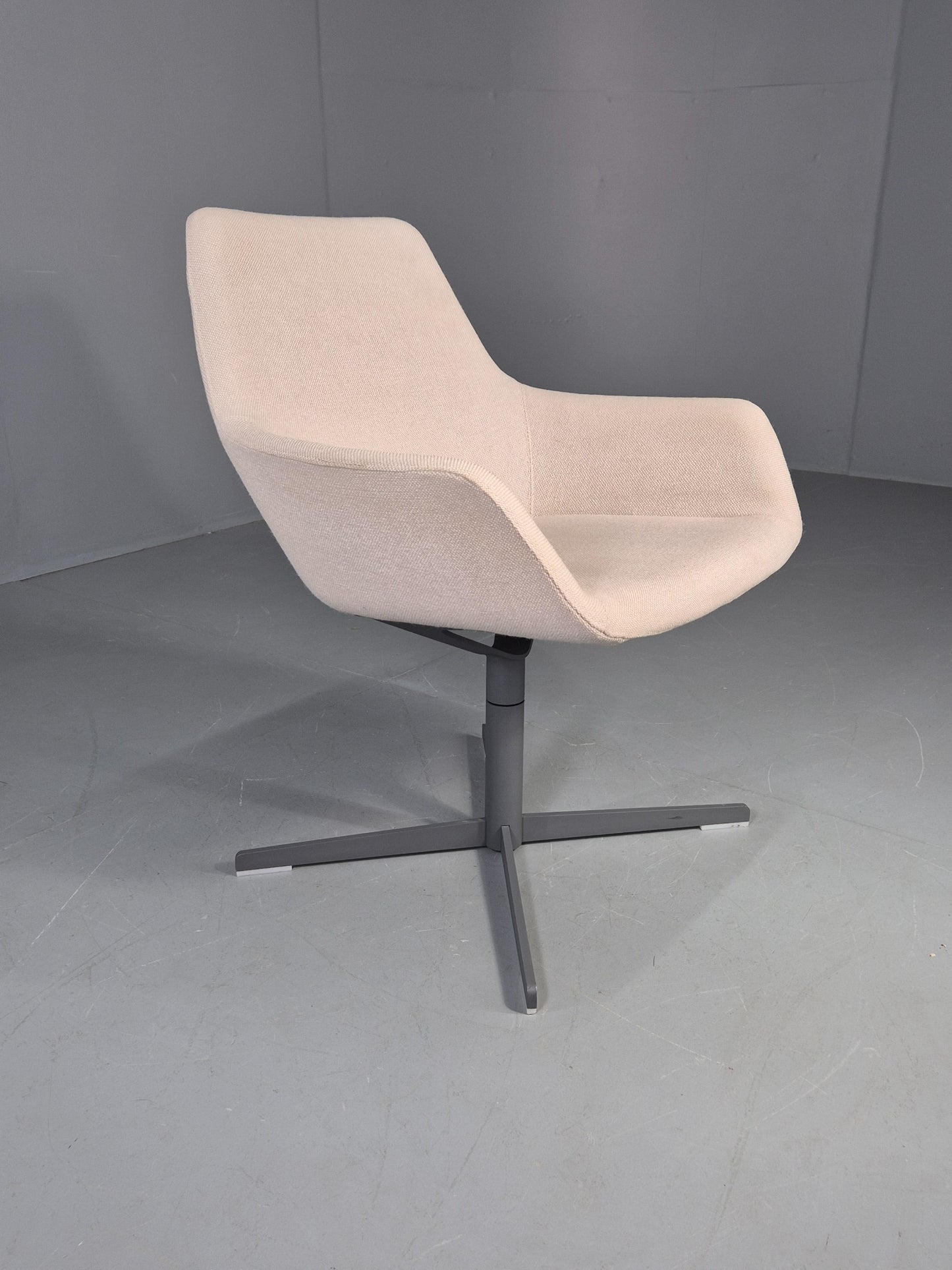 Vintage Swivel Tub Chair Hitch Mylius Modern Design Retro Cream EB12853