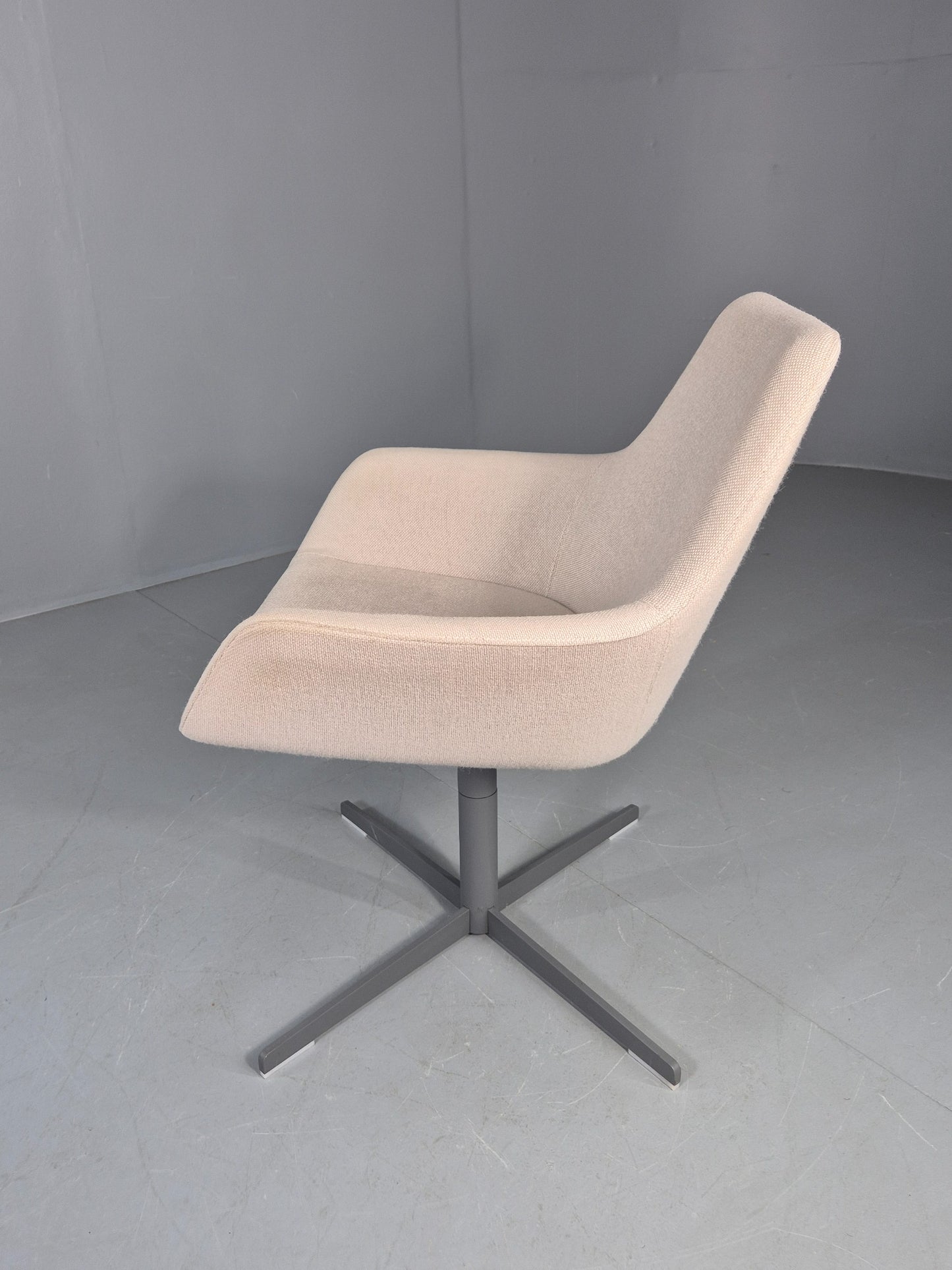 Vintage Swivel Tub Chair Hitch Mylius Modern Design Retro Cream EB12848