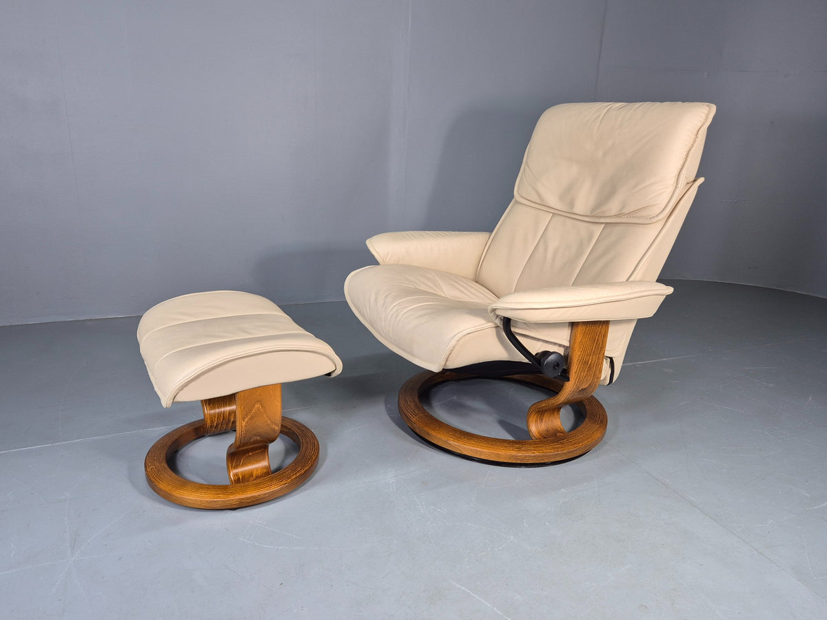 Vintage Stressless Chair and Stool Cream Leather Ekornes Original 1990s EB13078