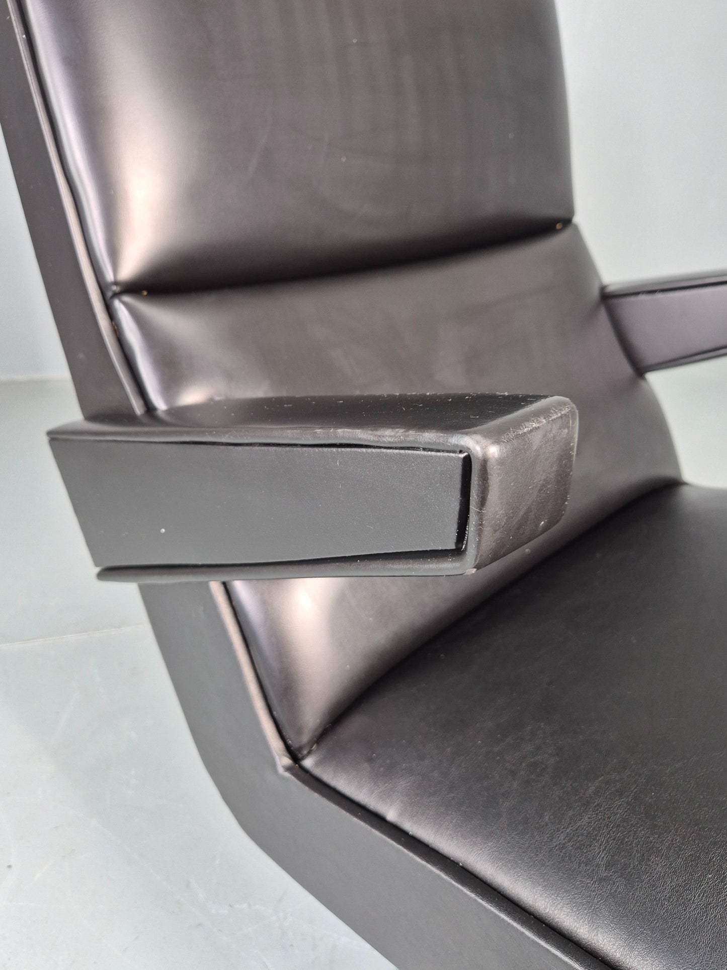 Vintage Black vinyl swivel Chair after the Press Room Chair Rietveld MCM EB06200