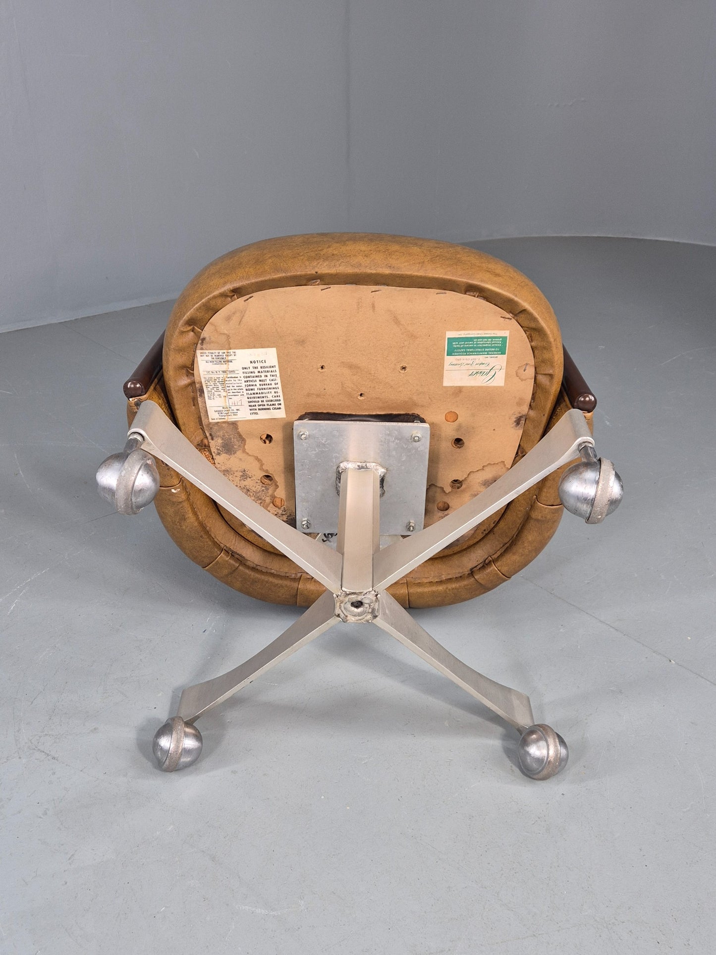 Vintage 1970s Office Chair Light Tan Vinyl Swivel Base Gasser Inc. Retro EB12159