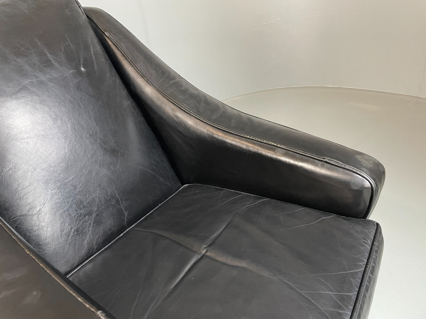 2 Vintage Mid Century Club Chairs Black Leather 1960s Retro EB04799