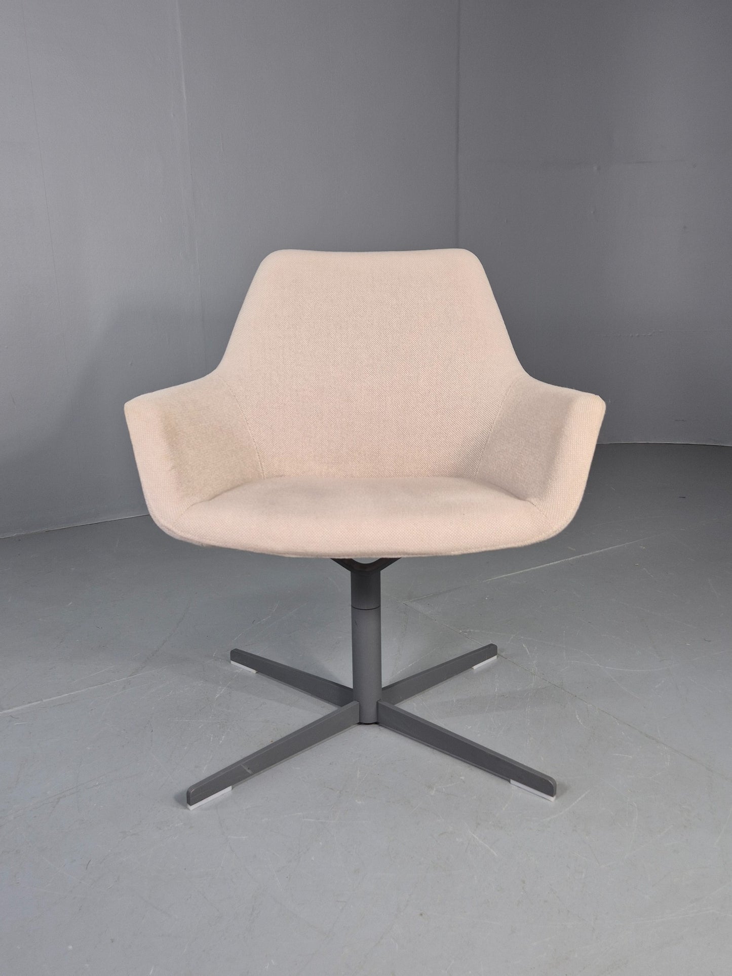 Vintage Swivel Tub Chair Hitch Mylius Modern Design Retro Cream EB12848