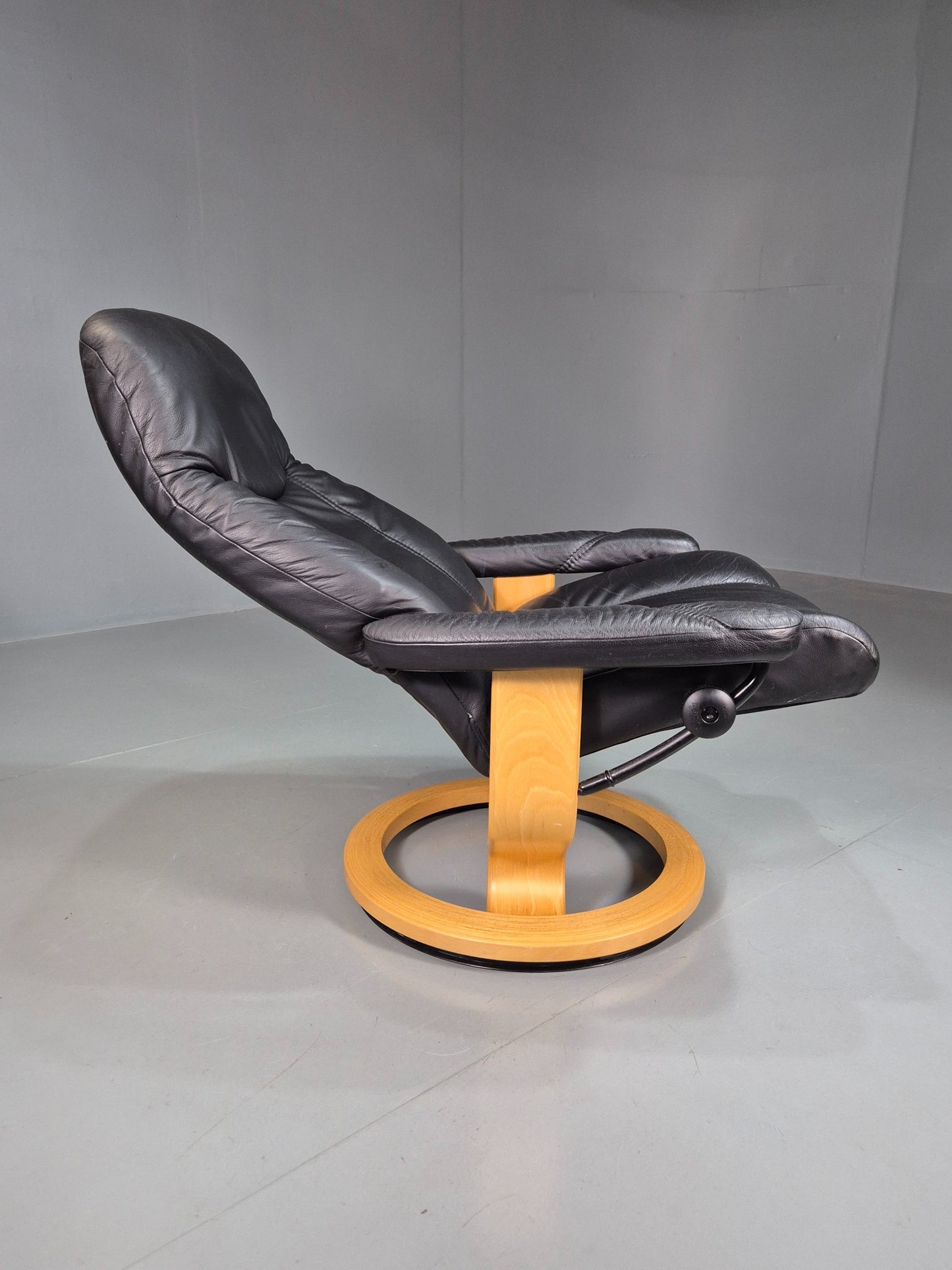 Vintage Stressless Ekornes Swivel and Recline Chair Black Leather Blonde EB07415