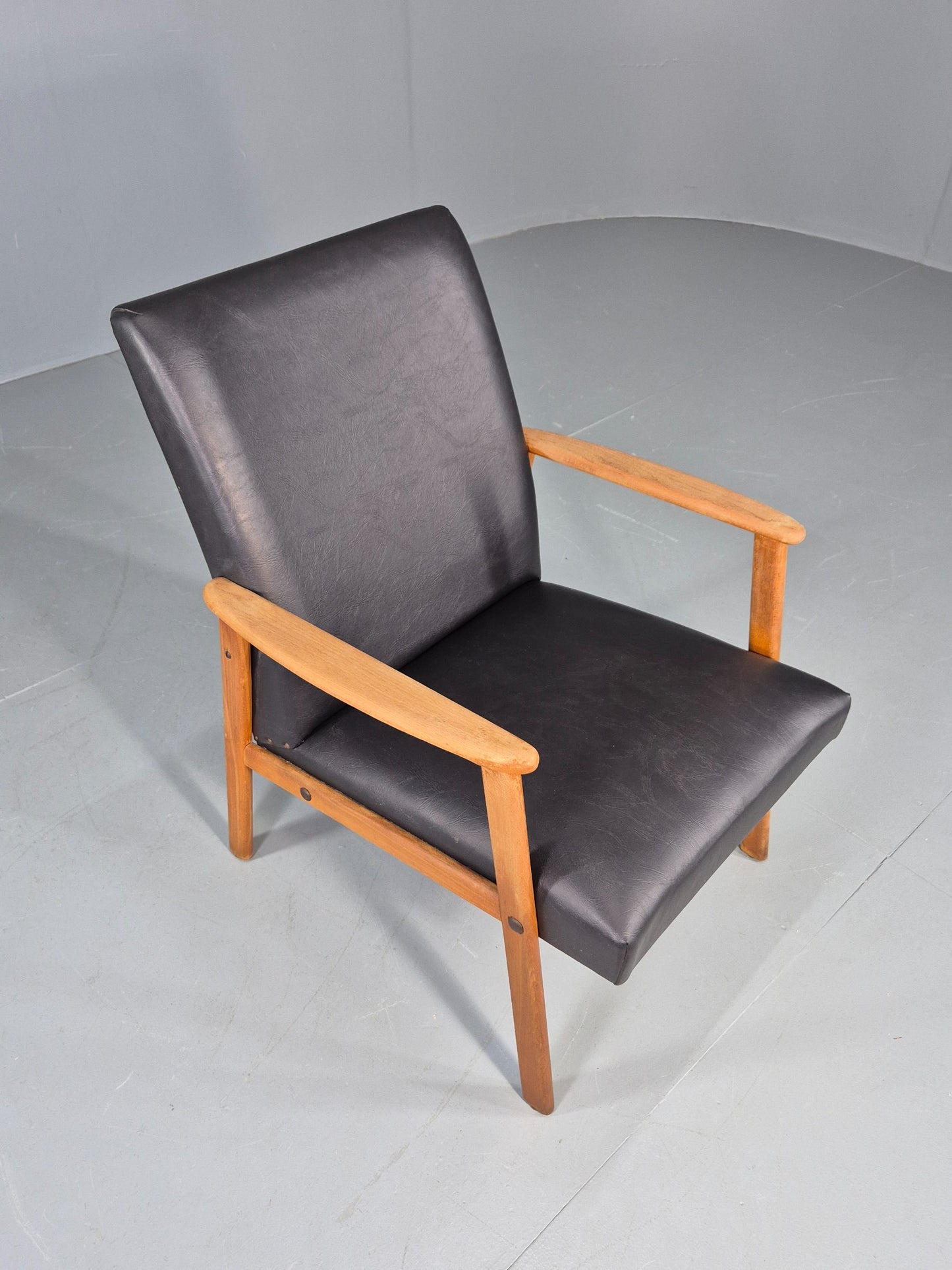 Vintage Teak Mid Century Lounge Chair 1960s Retro Black Vinyl  EB12690