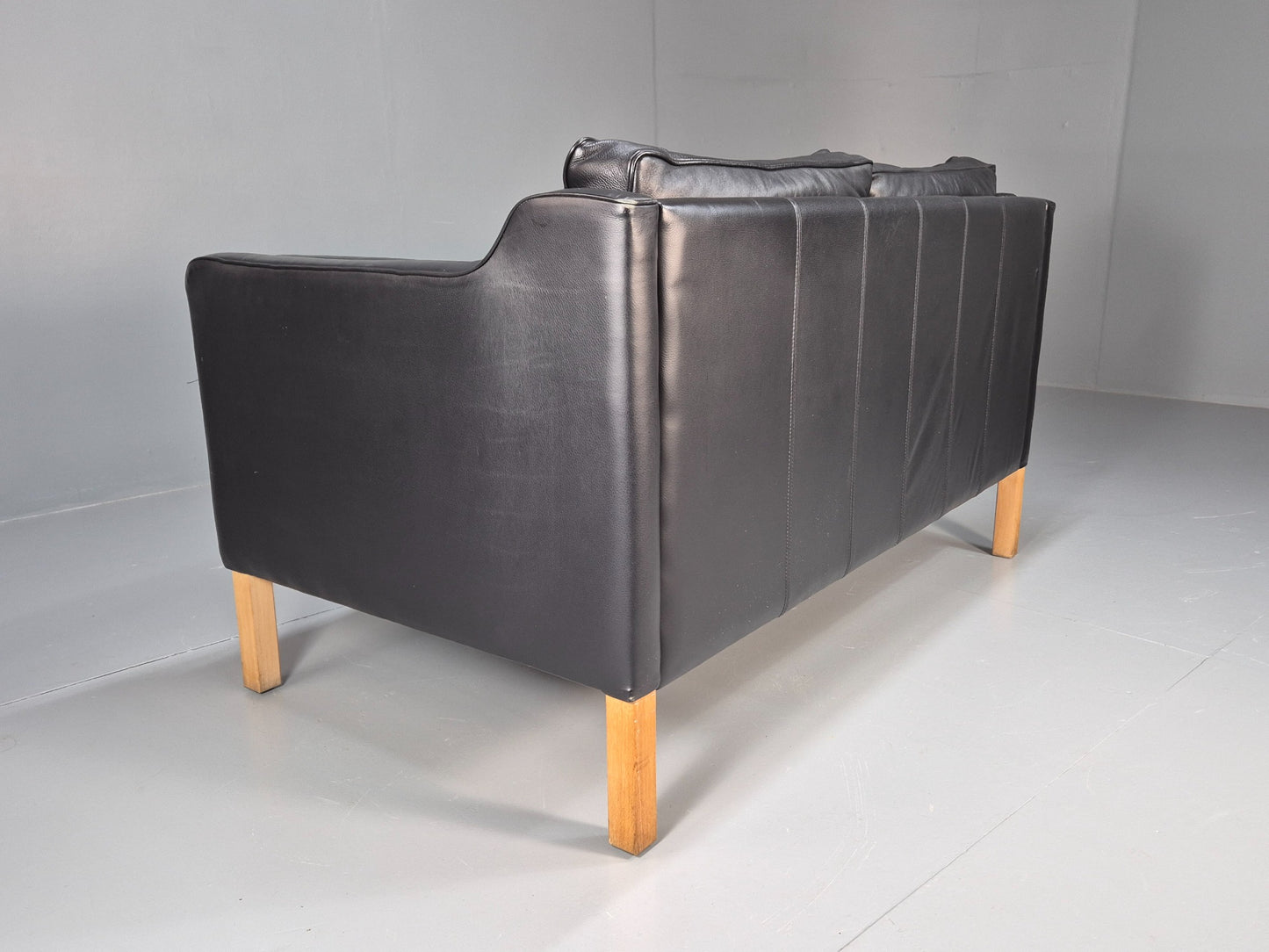 Vintage 2 Seater Sofa Black Leather 1980s Retro Mid Century Style EB08614