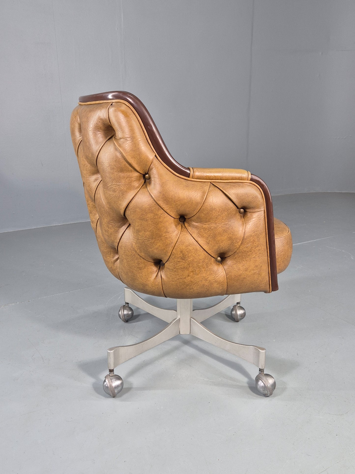 Vintage 1970s Office Chair Light Tan Vinyl Swivel Base Gasser Inc. Retro EB12159