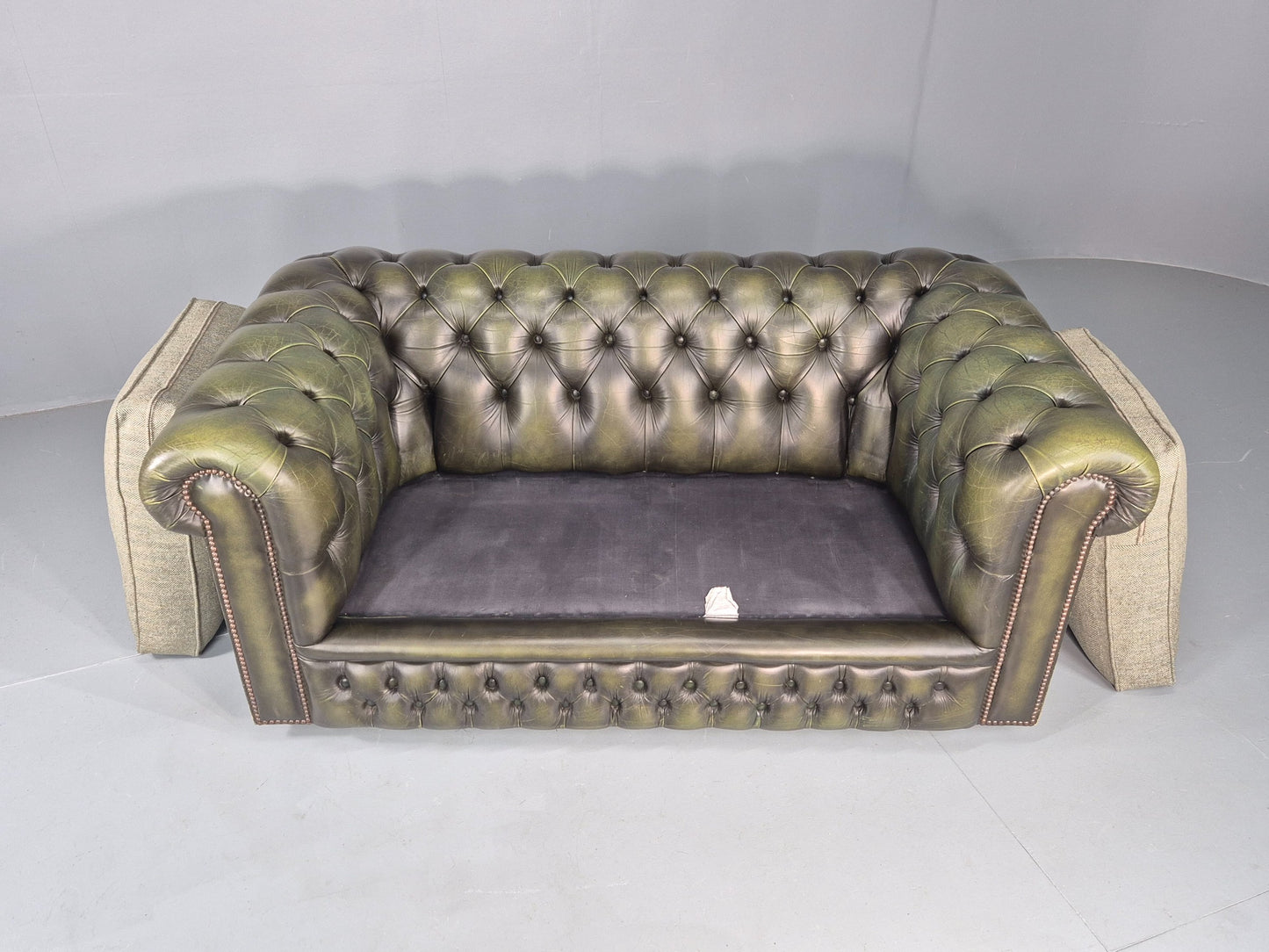 Vintage 2 Seater Sofa Green Chesterfield New Cushions Classic  EB11937