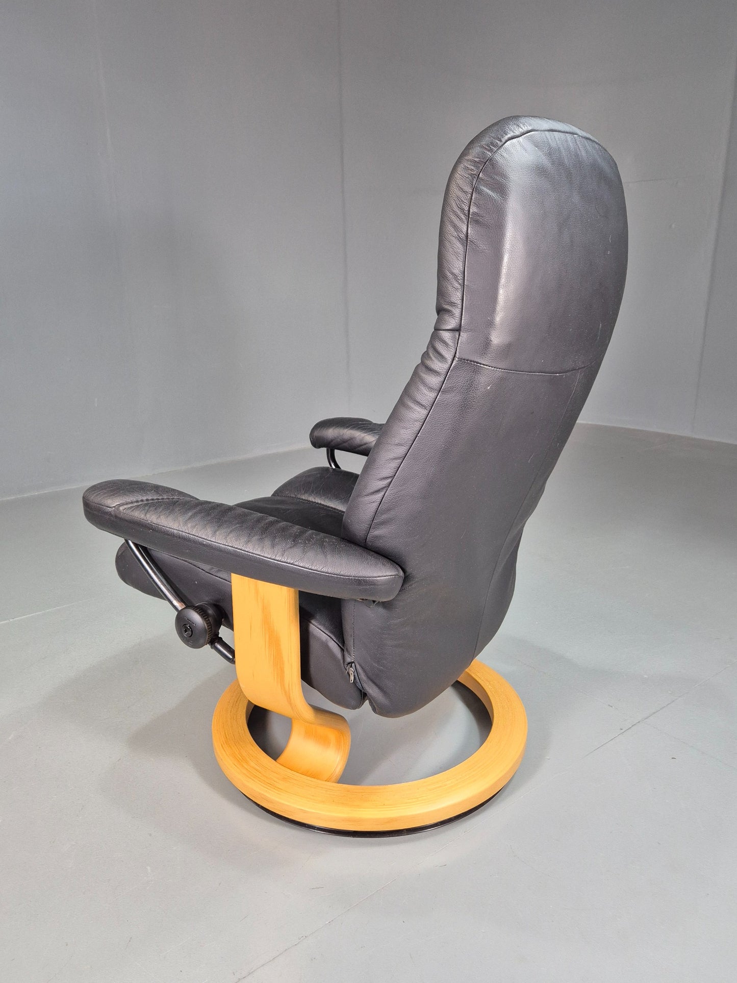 Vintage Stressless Ekornes Swivel and Recline Chair Black Leather Blonde EB07415