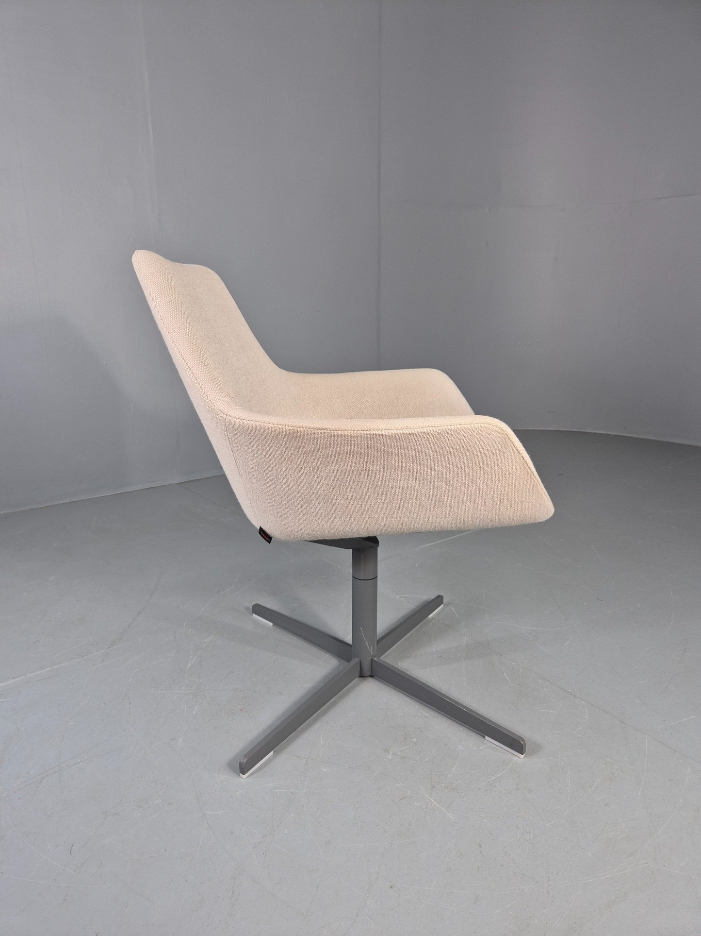Vintage Swivel Tub Chair Hitch Mylius Modern Design Retro Cream EB12847