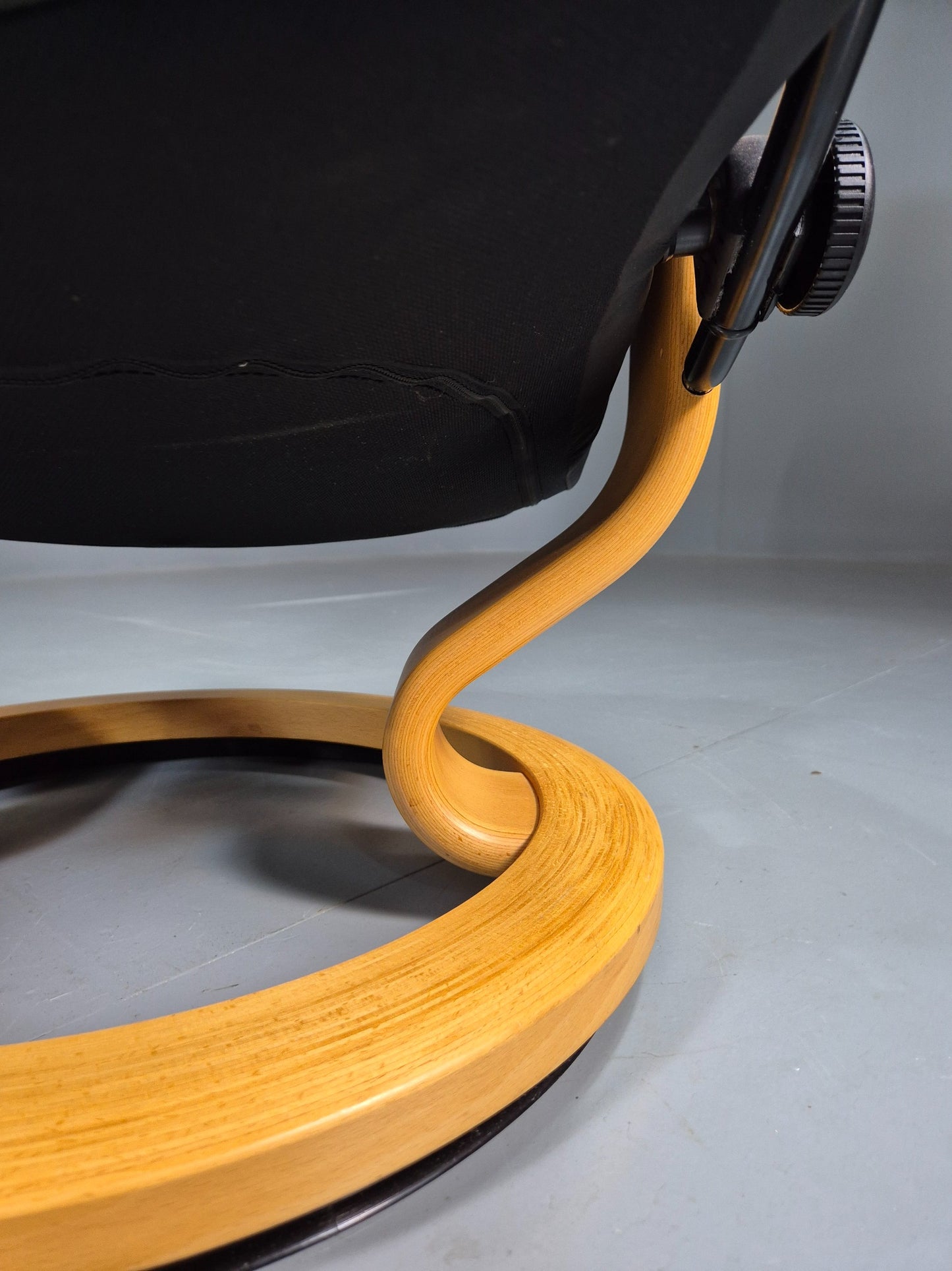 Vintage Stressless Ekornes Swivel and Recline Chair Black Leather Blonde EB07415