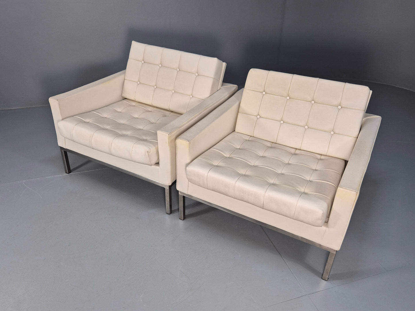2 Vintage 1960s Robin Day Club Chairs White Vinyl Mid Century Originals EB9973
