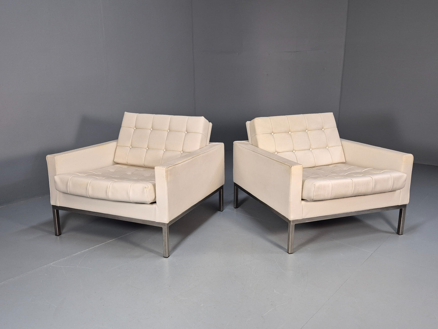 2 Vintage 1960s Robin Day Club Chairs White Vinyl Mid Century Originals EB9973