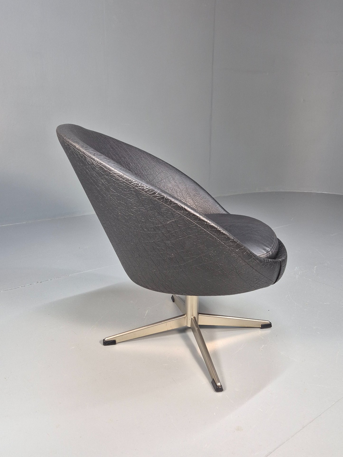 Vintage Mid Century Swivel Lounge Chair Black Vinyl 1970s Retro EB8790