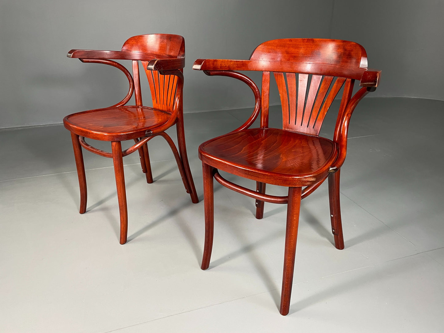 2 Thonet Style Bistro Chairs Mahogany Coloured Vintage EB06523