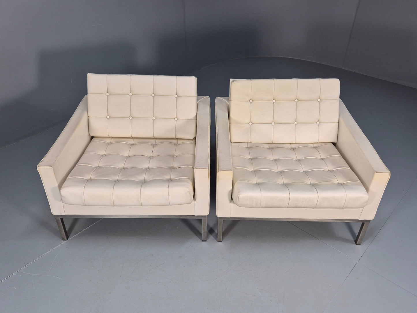 2 Vintage 1960s Robin Day Club Chairs White Vinyl Mid Century Originals EB9973