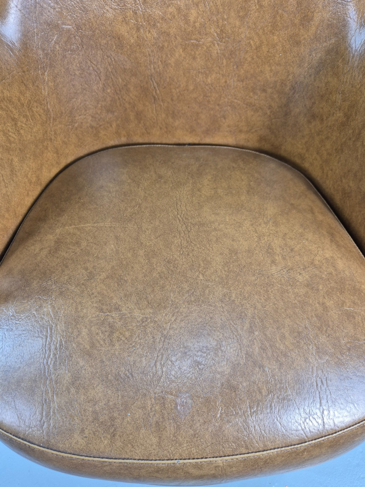 Vintage 1970s Office Chair Light Tan Vinyl Swivel Base Gasser Inc. Retro EB12159