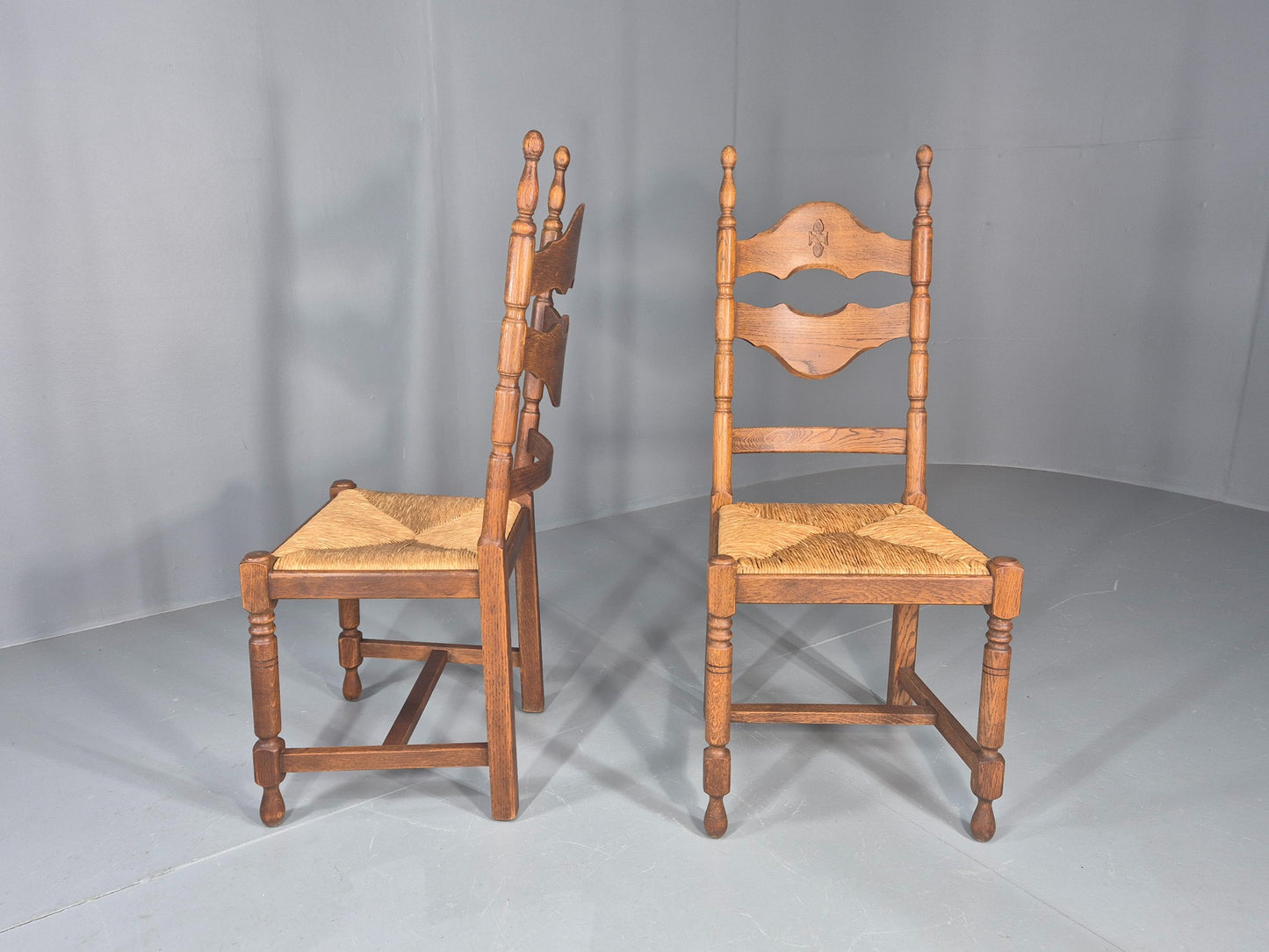 Vintage Spanish Style Country Chairs Rush Seated Oak Frames EB11951