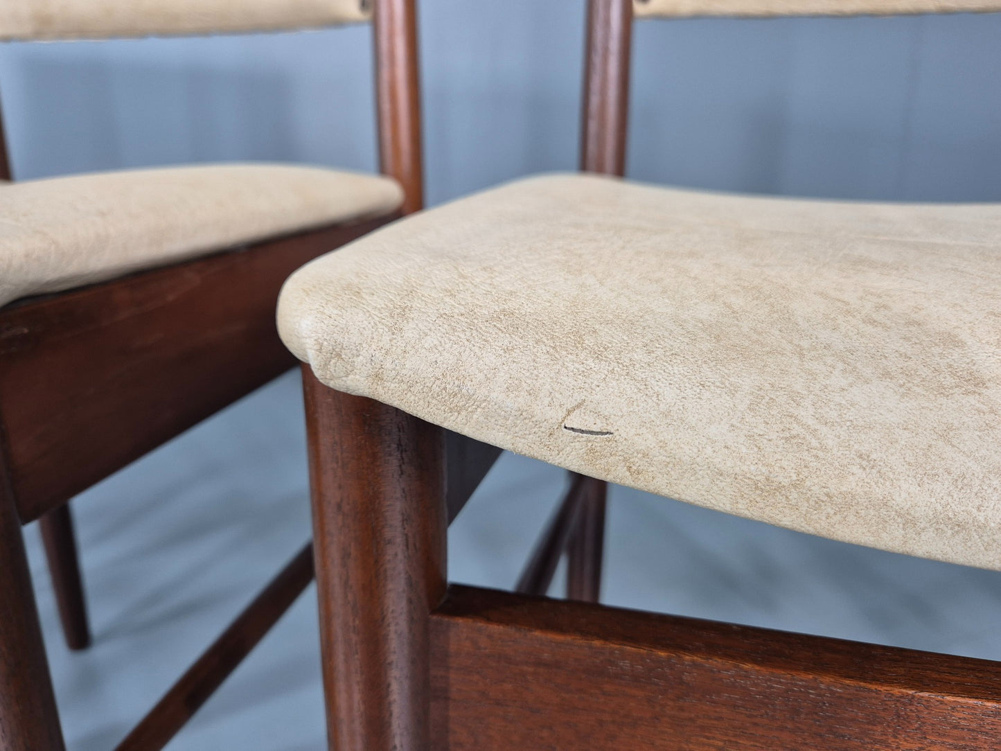 4 Vintage Scandart Dining Chairs Cream Vinyl Teak Frame 1960s MCM Retro EB12188