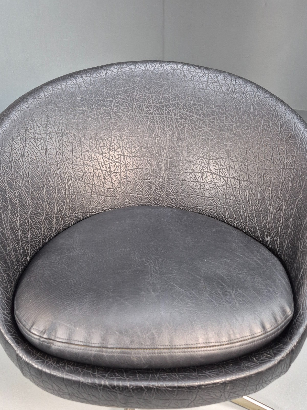 Vintage Mid Century Swivel Lounge Chair Black Vinyl 1970s Retro EB8790