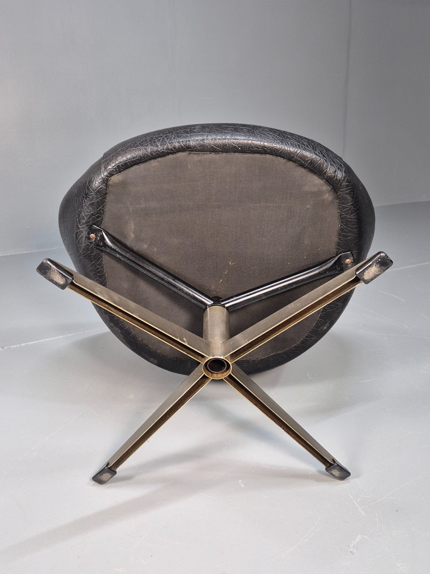 Vintage Mid Century Swivel Lounge Chair Black Vinyl 1970s Retro EB8790